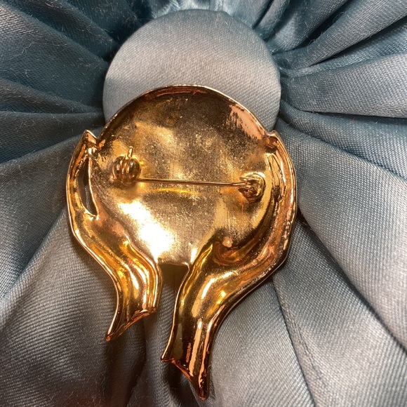 Vintage hands holding the world brooch - Picture 3 of 4